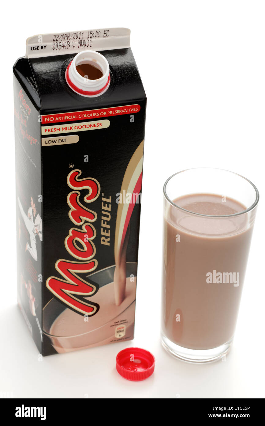 Offenen Karton des Mars tanken Schokomilch trinken mit einem vollen Glas tumbler Stockfoto