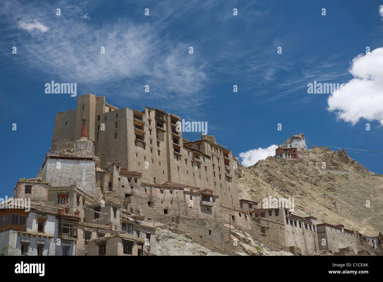 Leh Palace überragt die Altstadt mit der Namgyal Tsemos Gompa hinter Leh (Ladakh) Jammu & Kaschmir, Indien Stockfoto