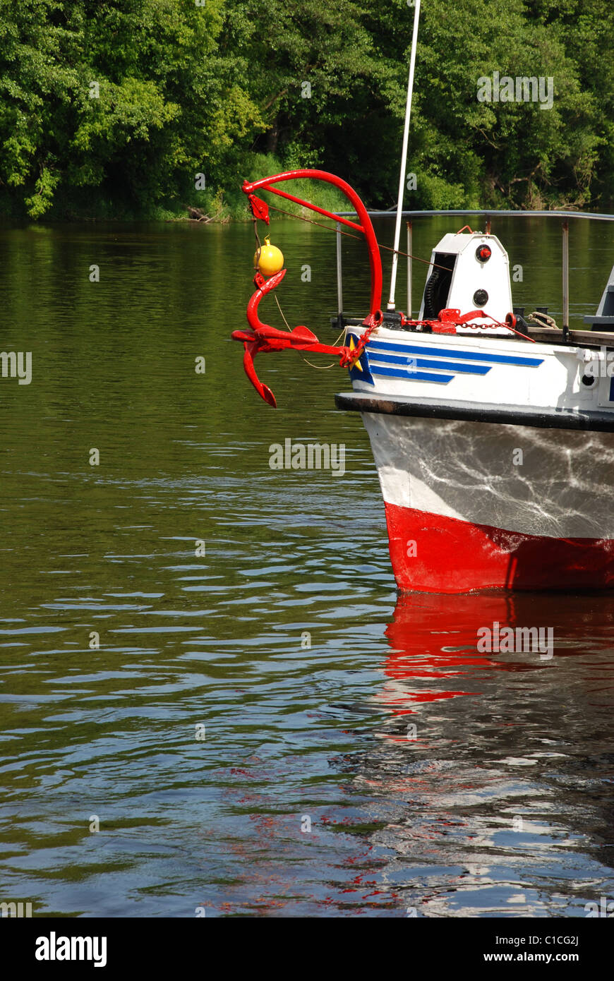 Reisen Schiff-Fragment mit Reflexionen über den Fluss und rot Anker Stockfoto