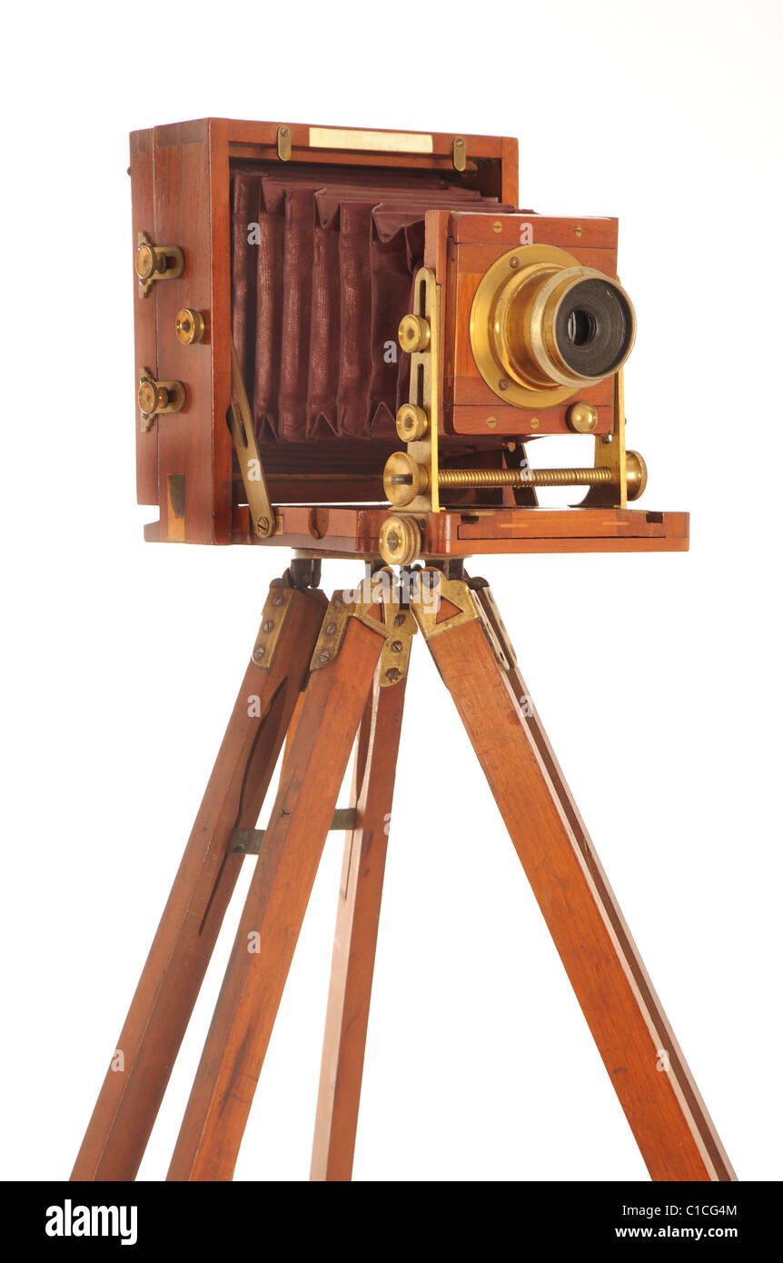 Sehr alte Kamera auf einem hölzernen Stativ auf weißem Hintergrund  Stockfotografie - Alamy