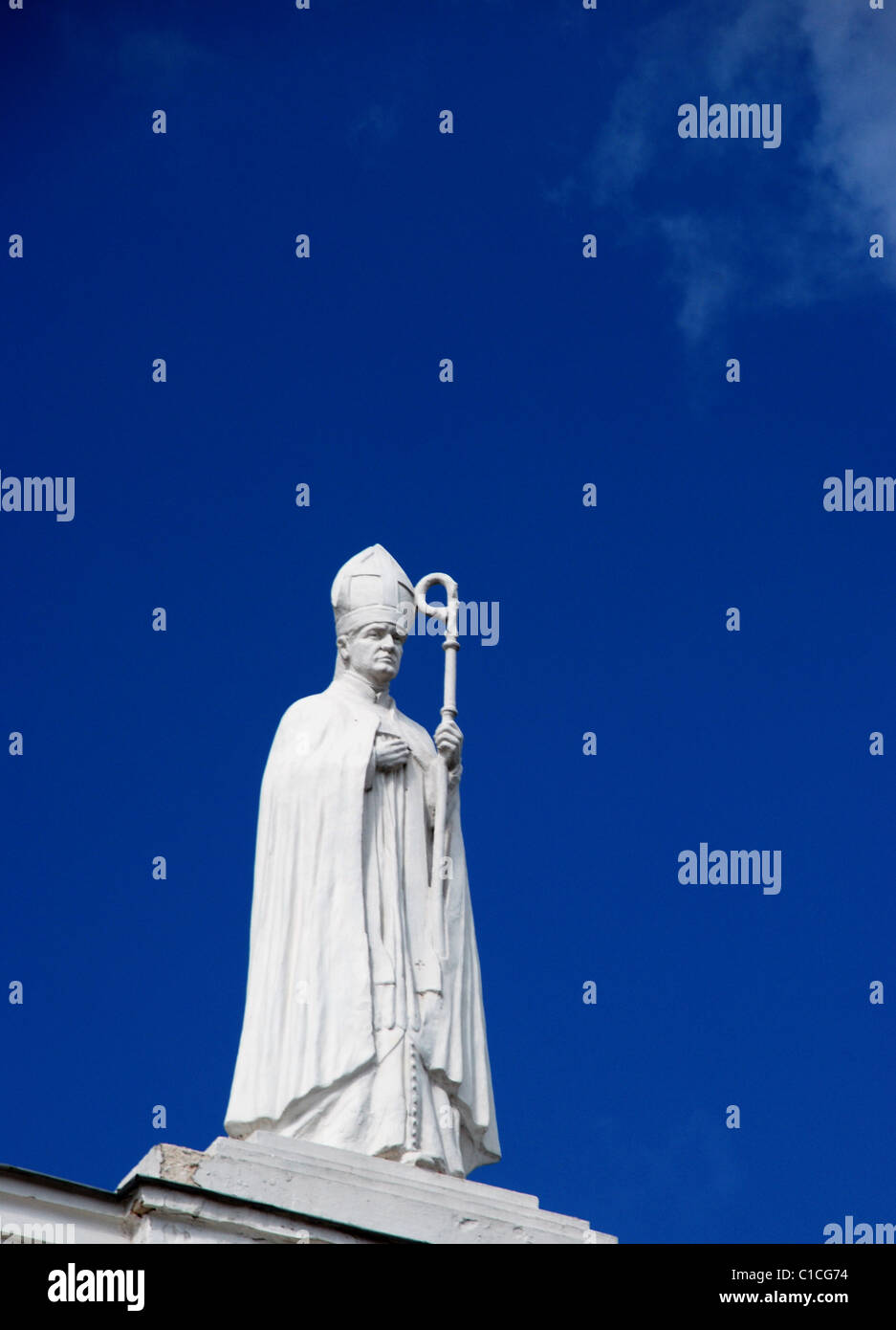 Religiöse Themen Statue des Papstes mit dem Stock gegen den Himmel. Stockfoto