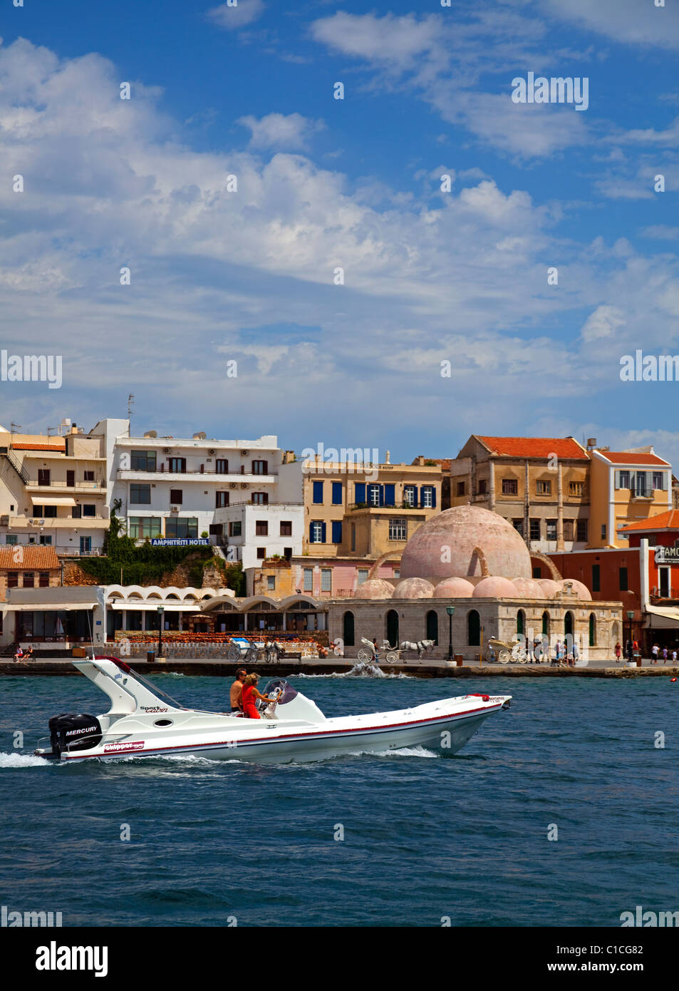Chania Hafen Kreta Griechenland kleine Yacht Segeln mit männlichen und weiblichen an Bord Stockfoto