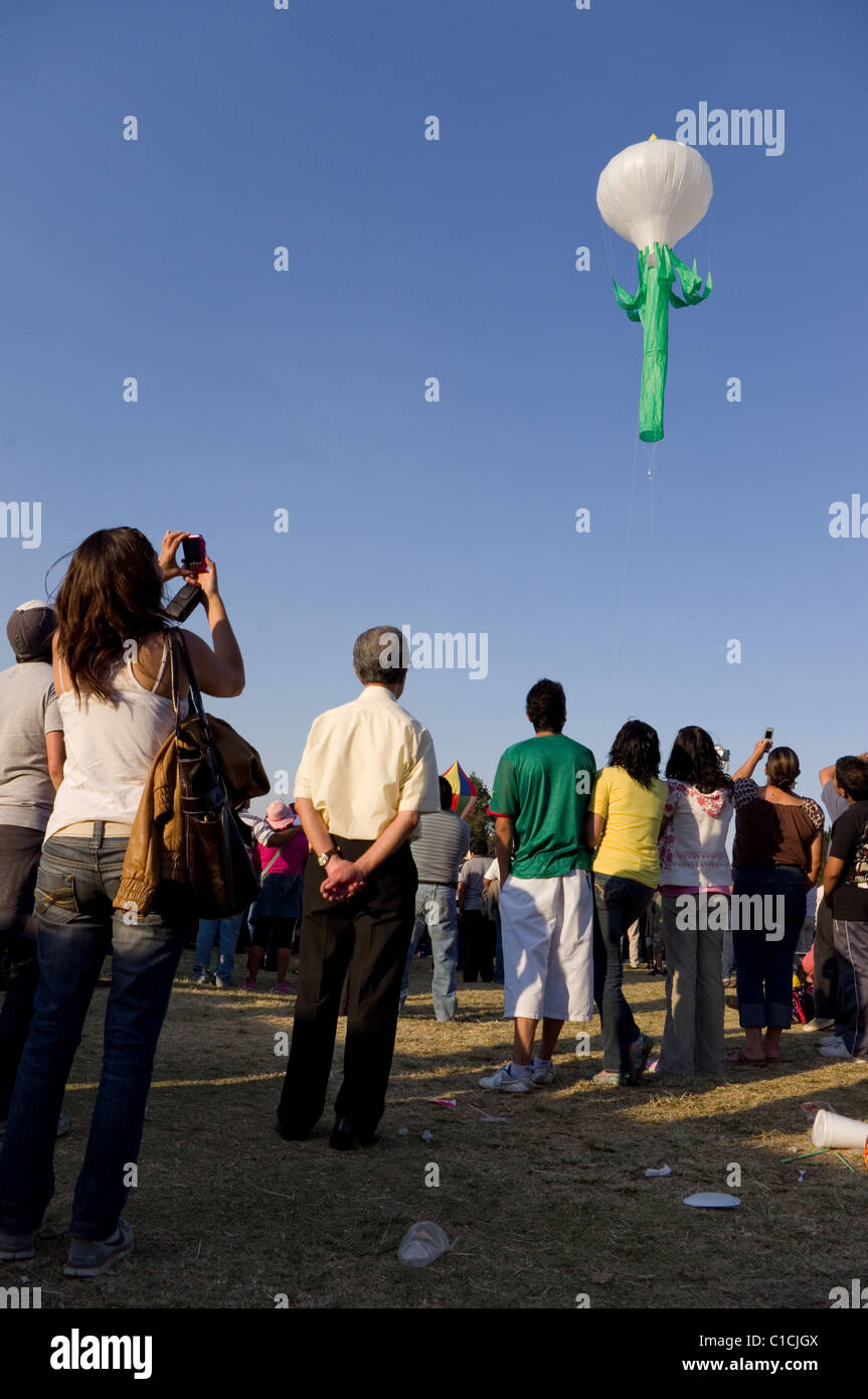 Mexikanische Personen beobachten eine Zwiebel gestaltet, Globo de Cantolla (Heißluftballon Papier) in San Agustin Ohtenco, Mexiko Stockfoto