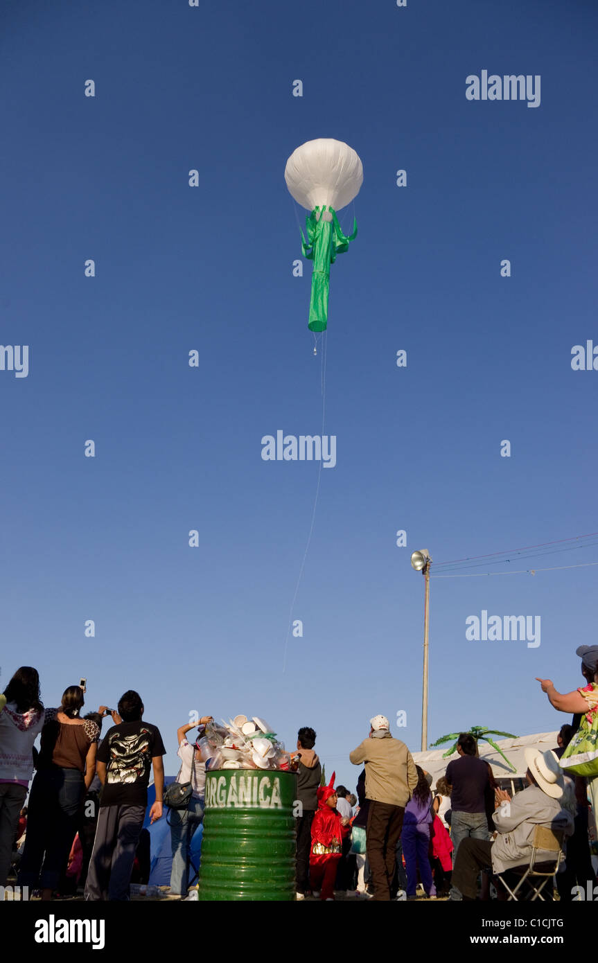 Zwiebel-geformte Globo de Cantolla (Heißluftballon Papier) in San Agustin Ohtenco, Mexiko Stockfoto