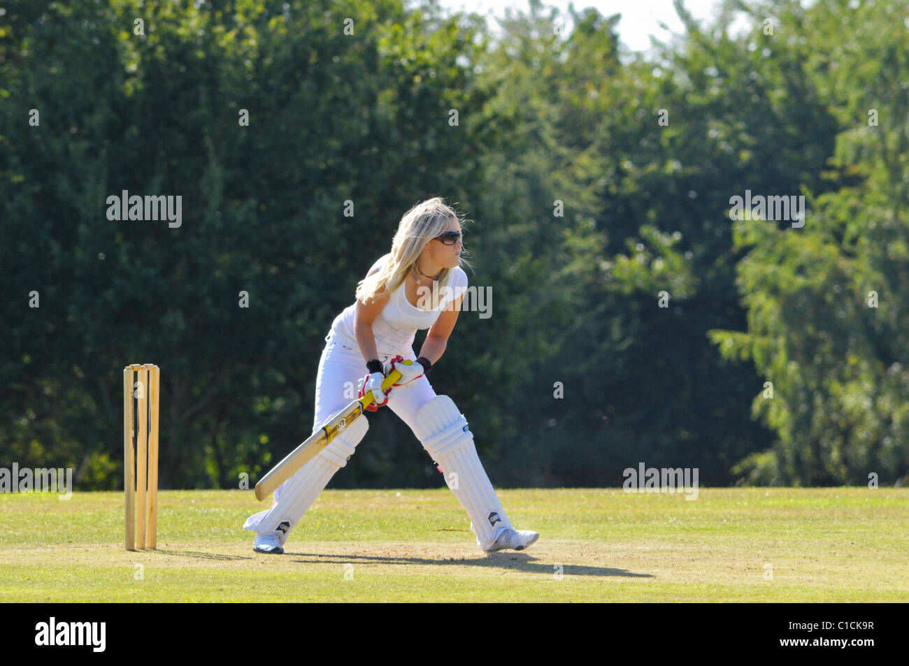 Frau in frühen zwanziger Jahren Cricket zum Spaß spielen. Stockfoto