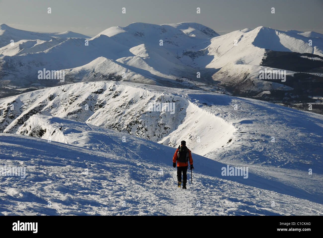 Walker auf Blencathra im Winter mit Blick auf Causey Hecht, Coledale, Grasmoor und Grisedale Pike im englischen Lake District Stockfoto