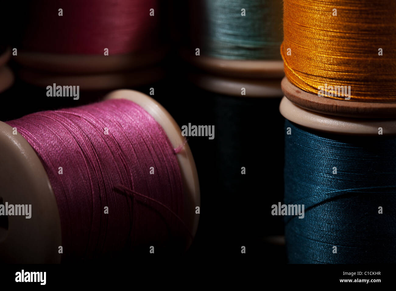 Baumwolle-Rollen von verschiedenen Farben Farben Stockfoto