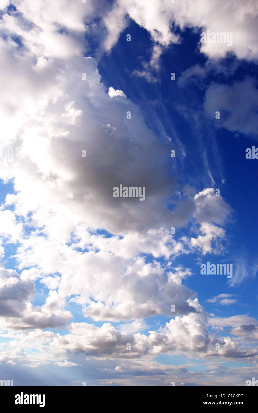 Weißen Cumulus Formationen in den Himmel blau Stockfoto
