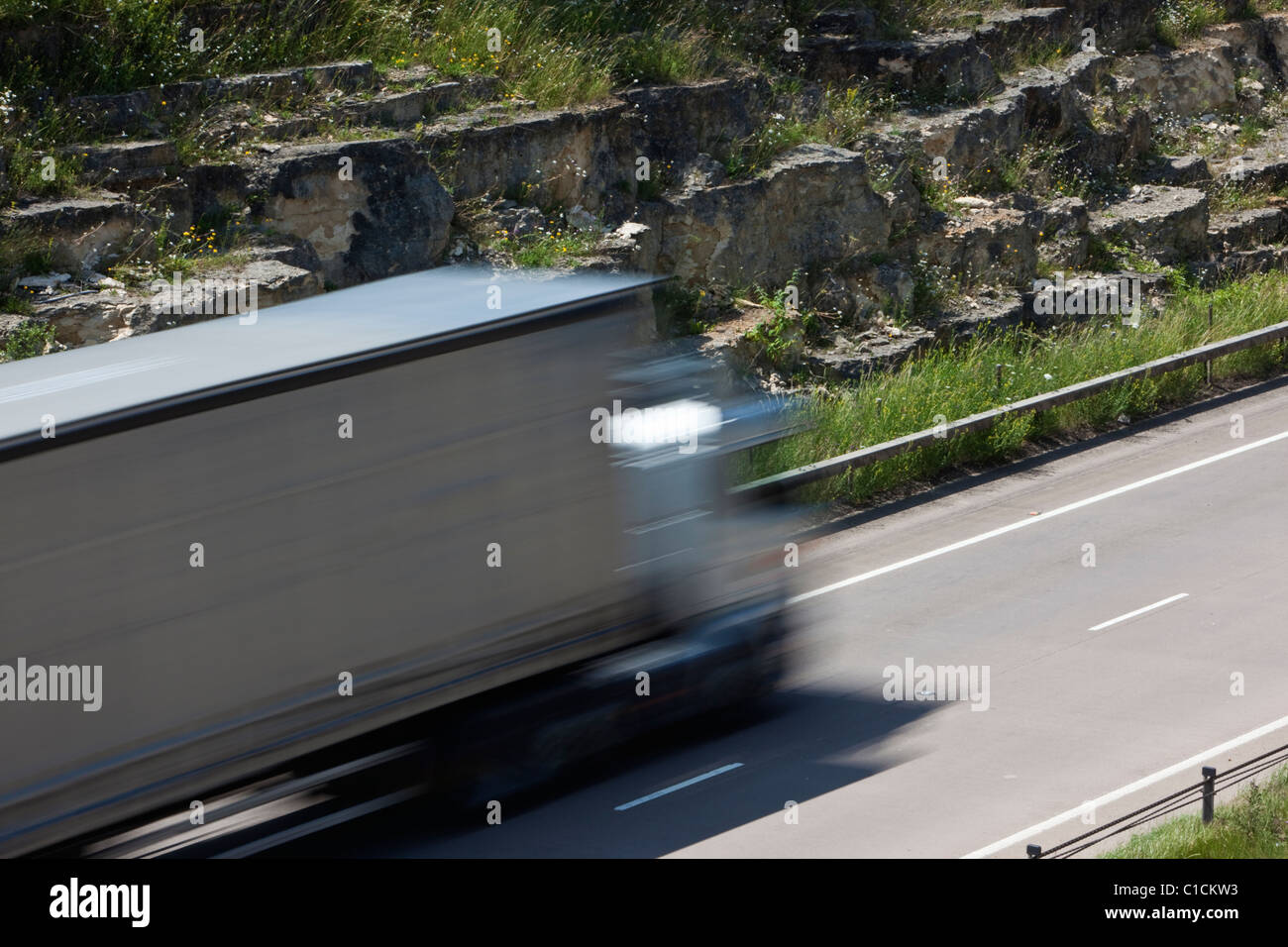 Ein LKW auf der zweispurigen A417 nördlich von Cirencester in den Cotswolds mit Geschwindigkeit bewegen. Stockfoto