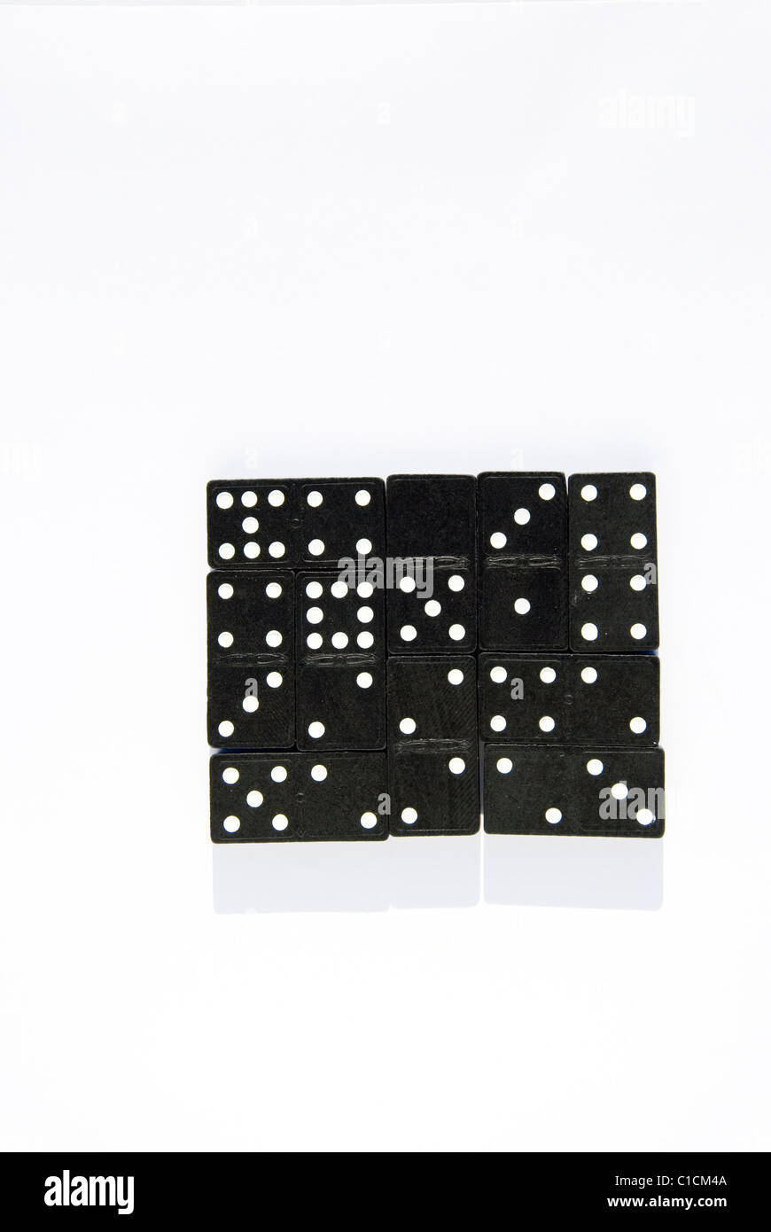 Quadratische schwarze Domino-Blöcke in einem weißen Hintergrund Stockfoto