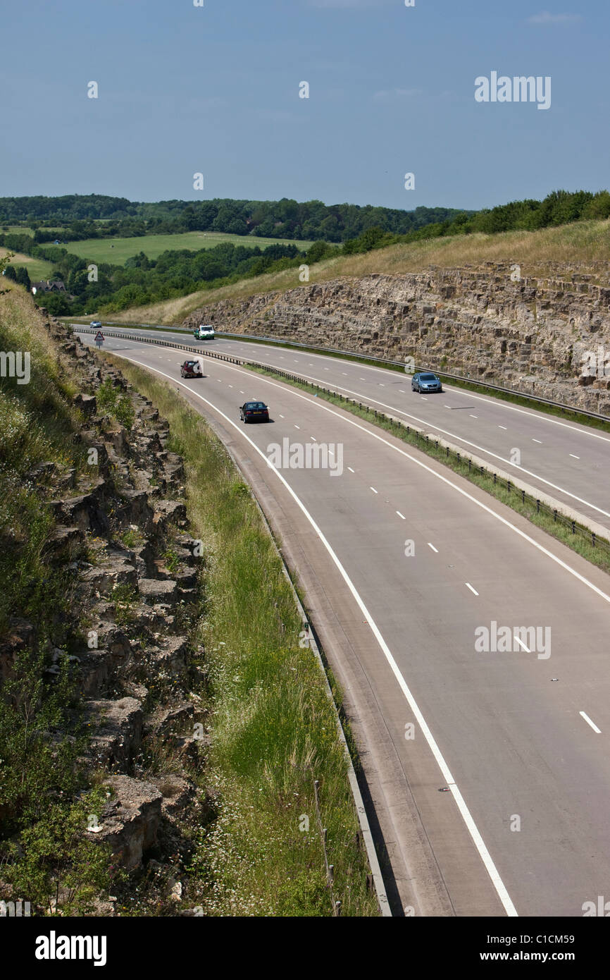 Verkehr auf der Schnellstraße A417 nördlich von Cirencester in den Cotswolds. Stockfoto