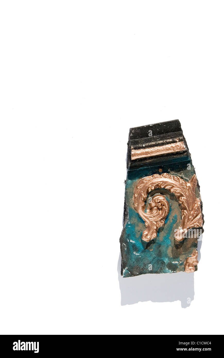 Dekoratives Stück von einem alten Stuckdecken. Stockfoto