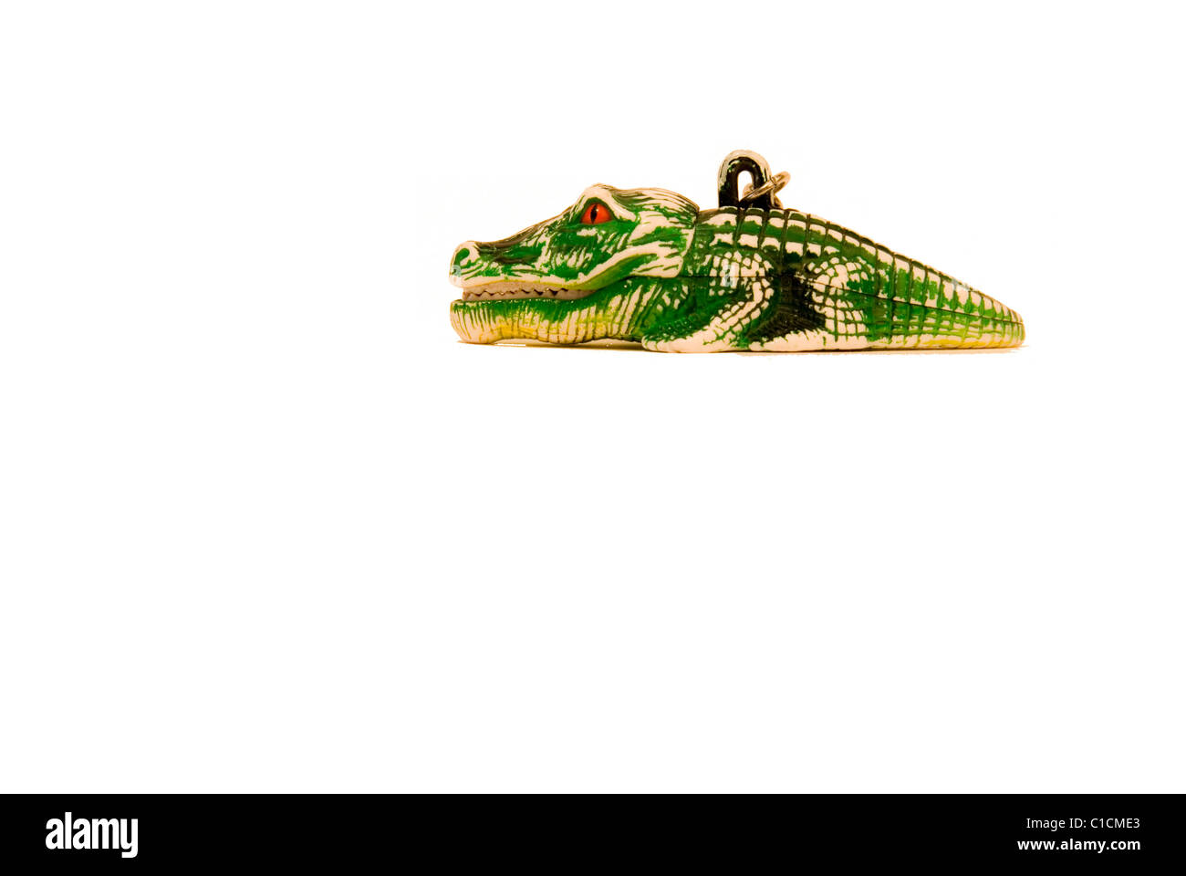 Grünes Krokodil geformt Spielzeug isoliert auf weißem Hintergrund Stockfoto
