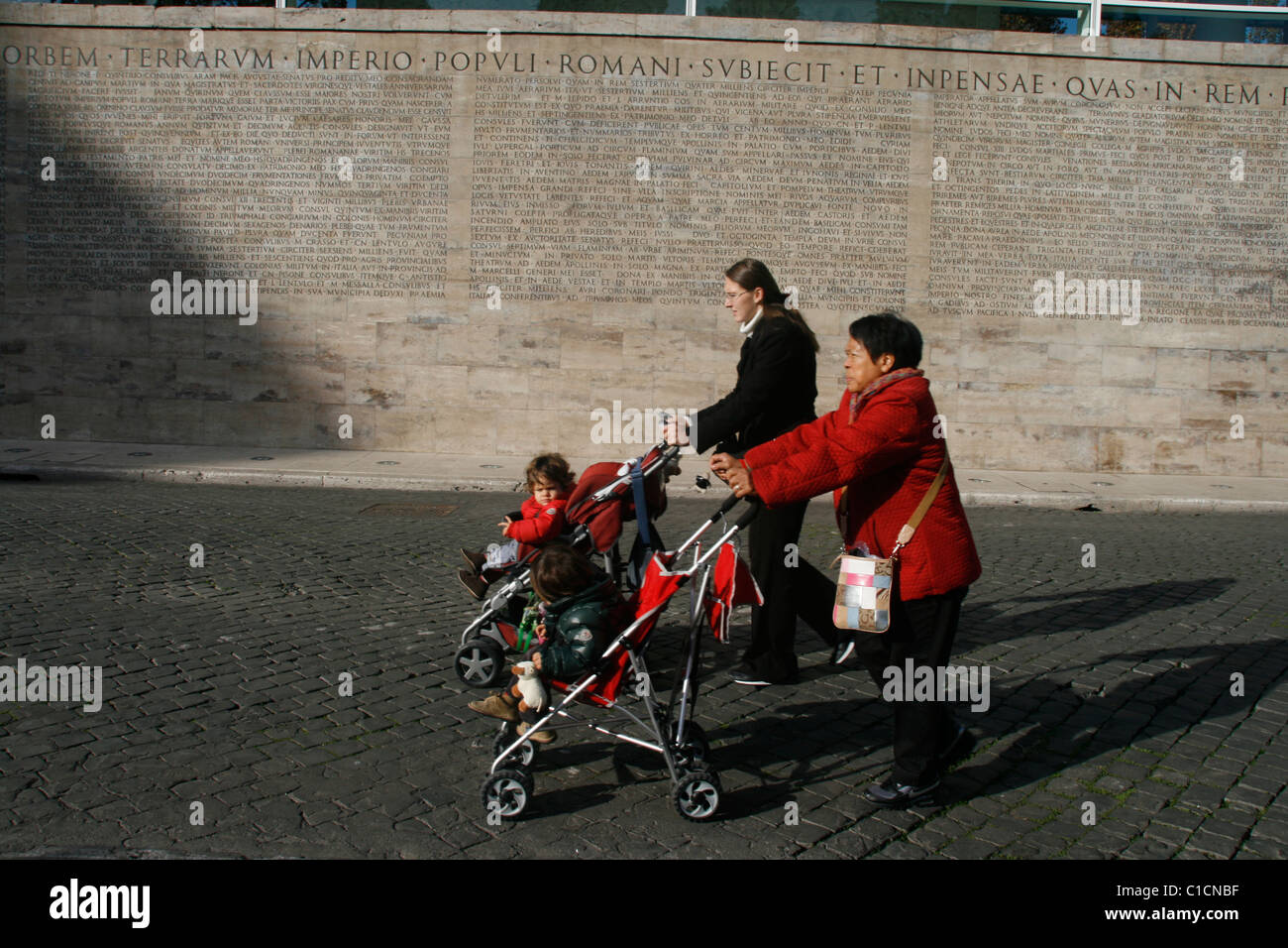 Menschen durch die lateinische Inschrift auf der Ara Pacis Denkmal in Rom Stockfoto