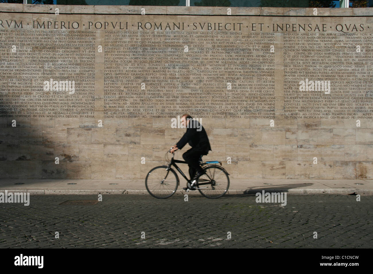 Menschen durch die lateinische Inschrift auf der Ara Pacis Denkmal in Rom Stockfoto