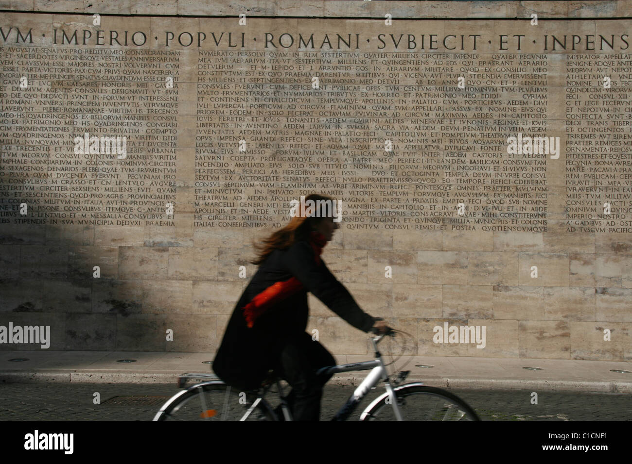 Menschen durch die lateinische Inschrift auf der Ara Pacis Denkmal in Rom Stockfoto