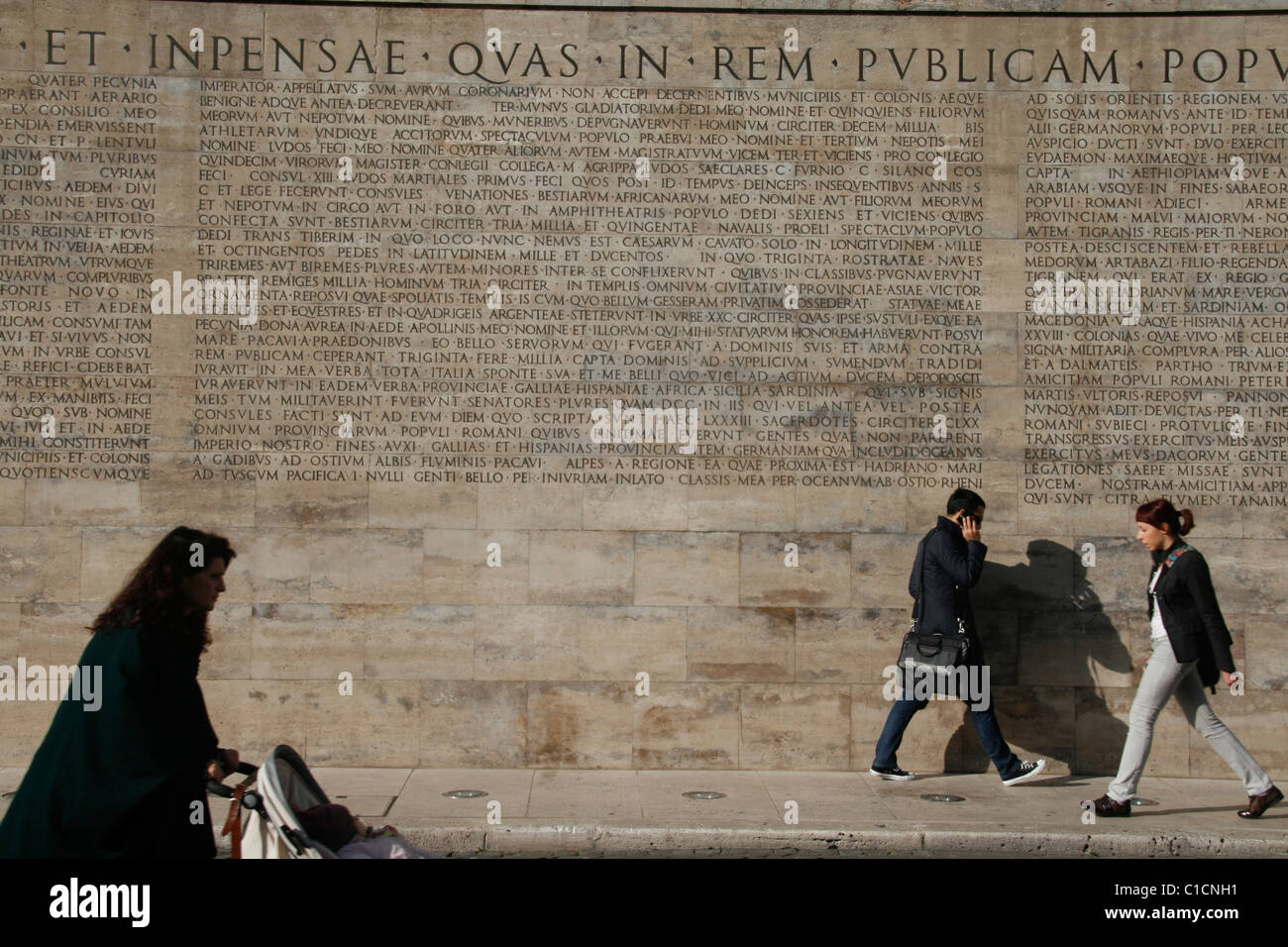 Menschen durch die lateinische Inschrift auf der Ara Pacis Denkmal in Rom Stockfoto