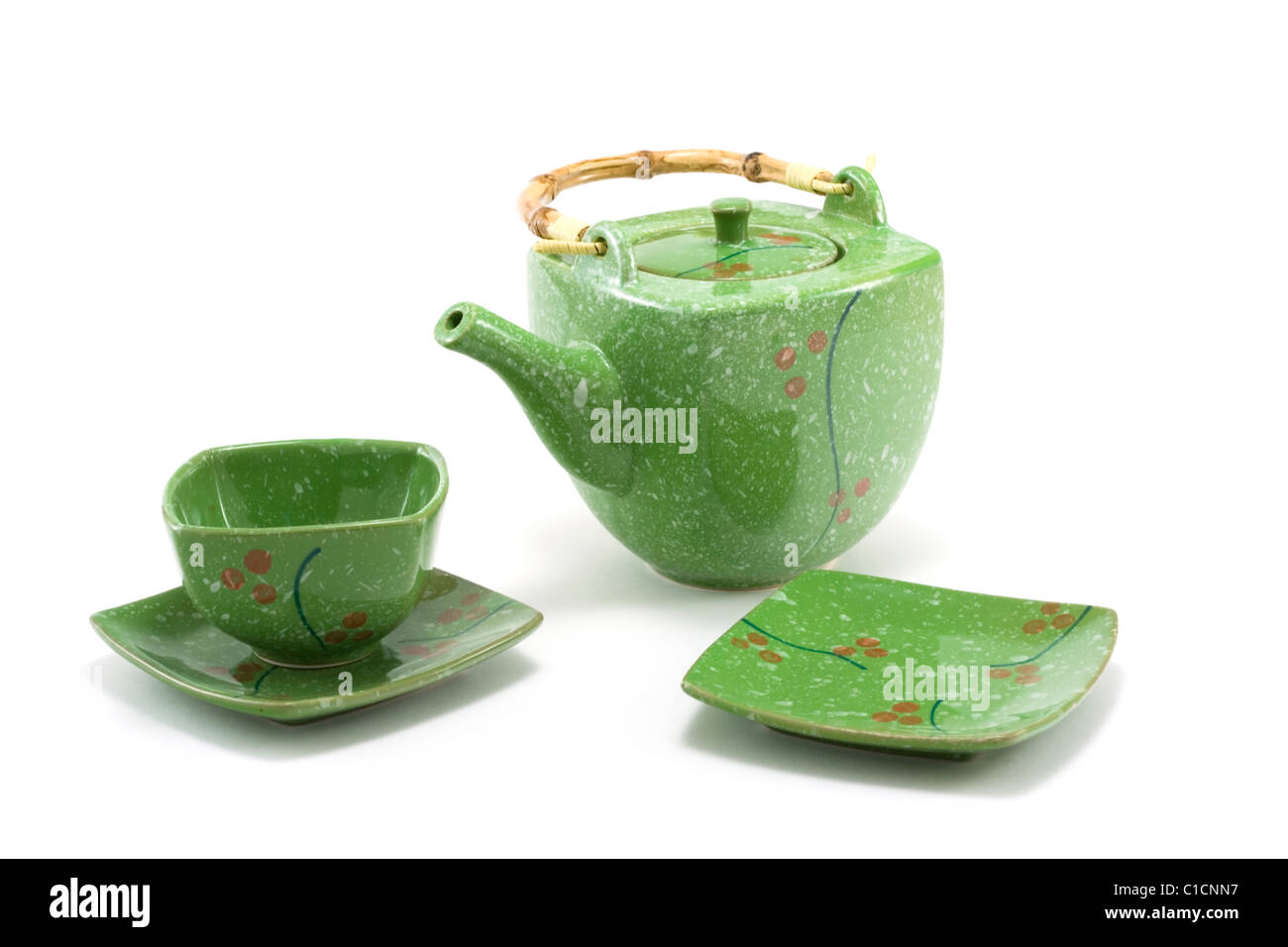 Chinesische Teekanne mit Bambusgriff und Tasse isoliert auf weiem  Hintergrund Stockfotografie - Alamy