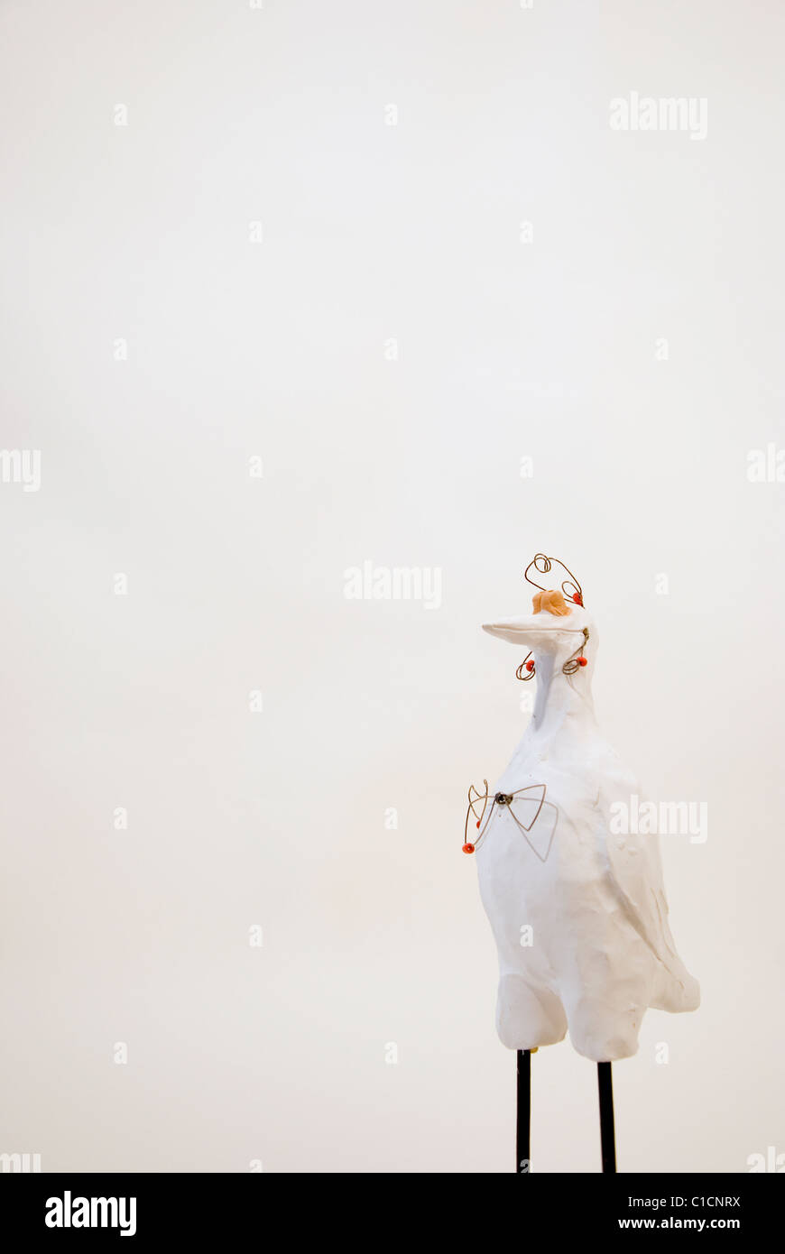 Weiße Keramik Vogel Figur isoliert auf weißem Hintergrund Stockfoto