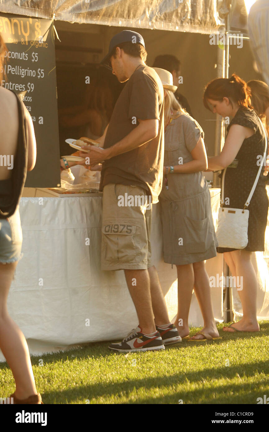 Reese Witherspoon und Jake Gyllenhaal kaufen eine große Mittagessen bei Coachella Musik Festival 2009 Palm Springs, Kalifornien- Stockfoto