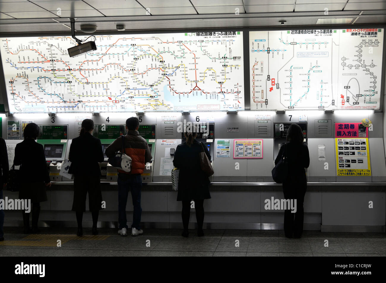 Kunden kaufen Bahntickets an automatisierten Fahrkartenautomaten, Yokohama Station JP Stockfoto