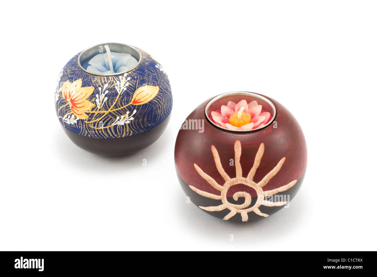 Zwei Leuchter, Holzkugeln mit Kerze auf weißem Hintergrund Stockfoto Zwei Leuchter, Holzkugeln mit Kerze auf weißem Hintergrund Stockfoto