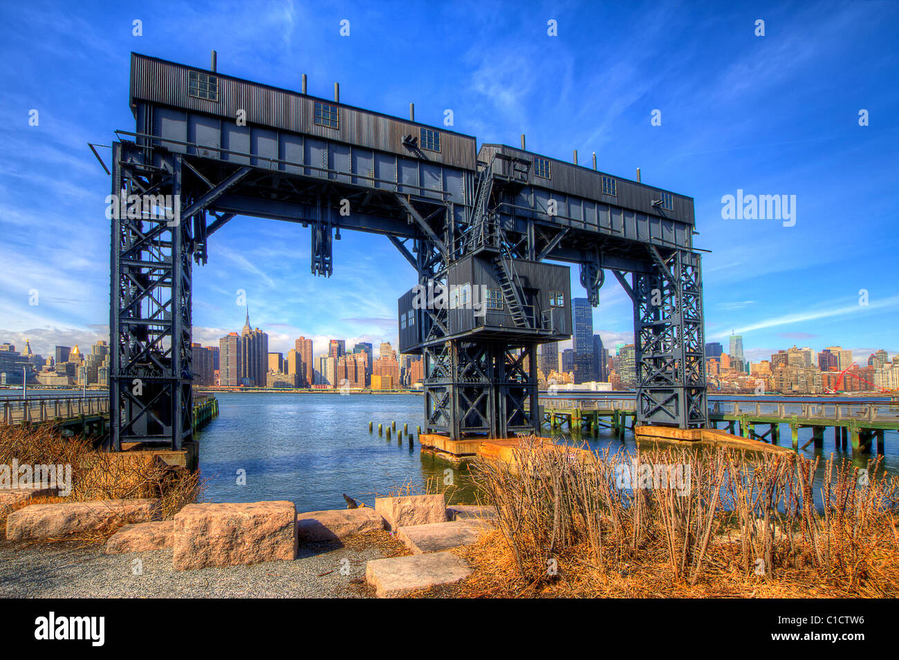 Eisenbahn-Portal im Gantry State Park in Queens mit Midtown Manhattan im Hintergrund Stockfoto