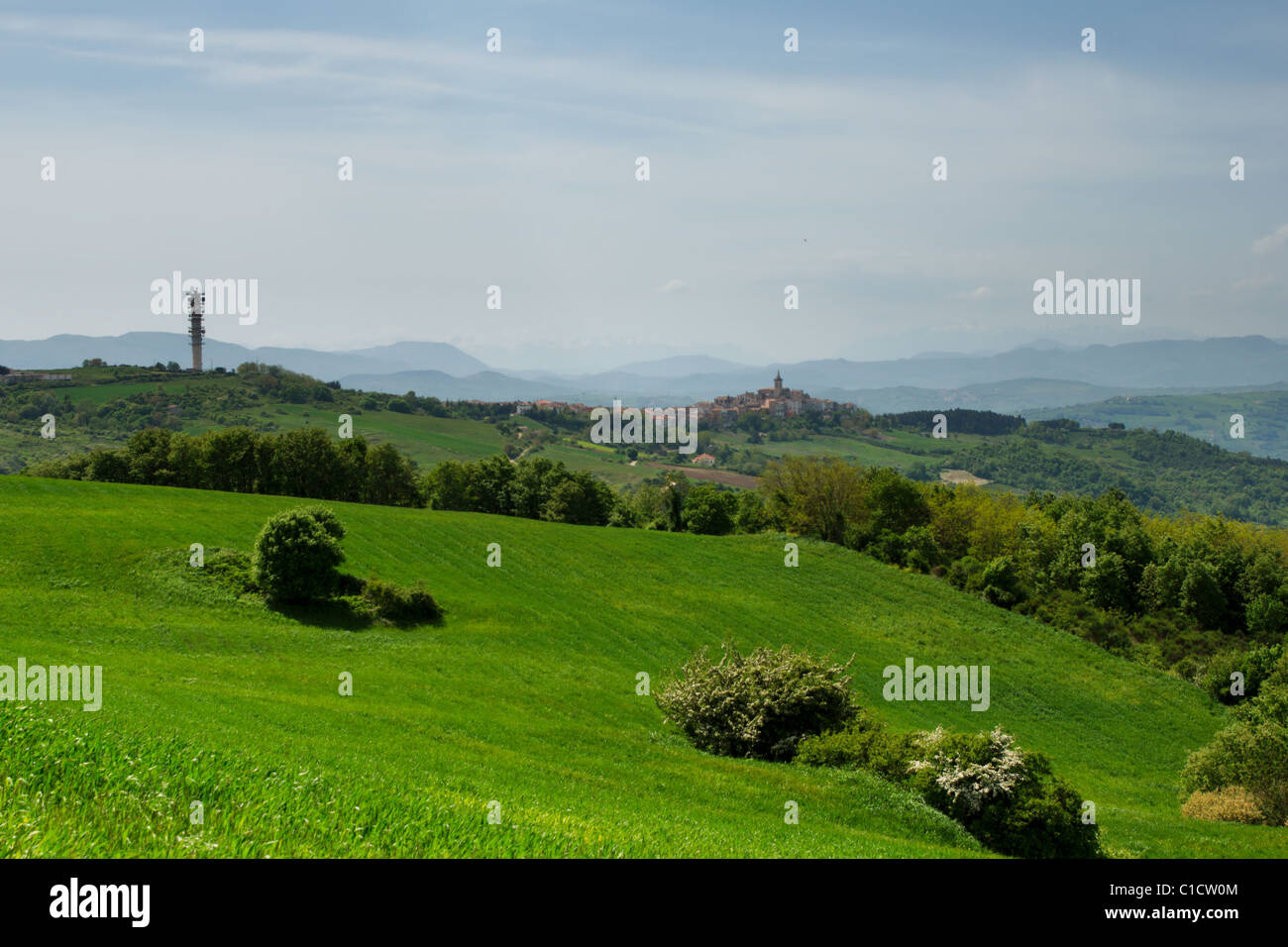 Späten Frühjahr ländliche Landschaft der Region Molise (Mitte Italien) mit weit Dorf Stockfoto