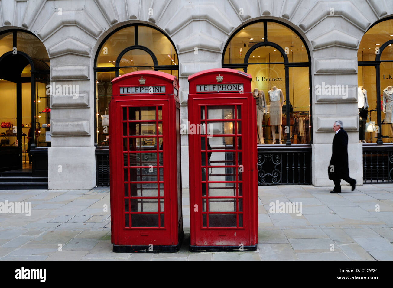 Rote Telefonzellen und l.k. Bennett Bekleidungsgeschäft, Royal Exchange Gebäude, London, England, Vereinigtes Königreich Stockfoto
