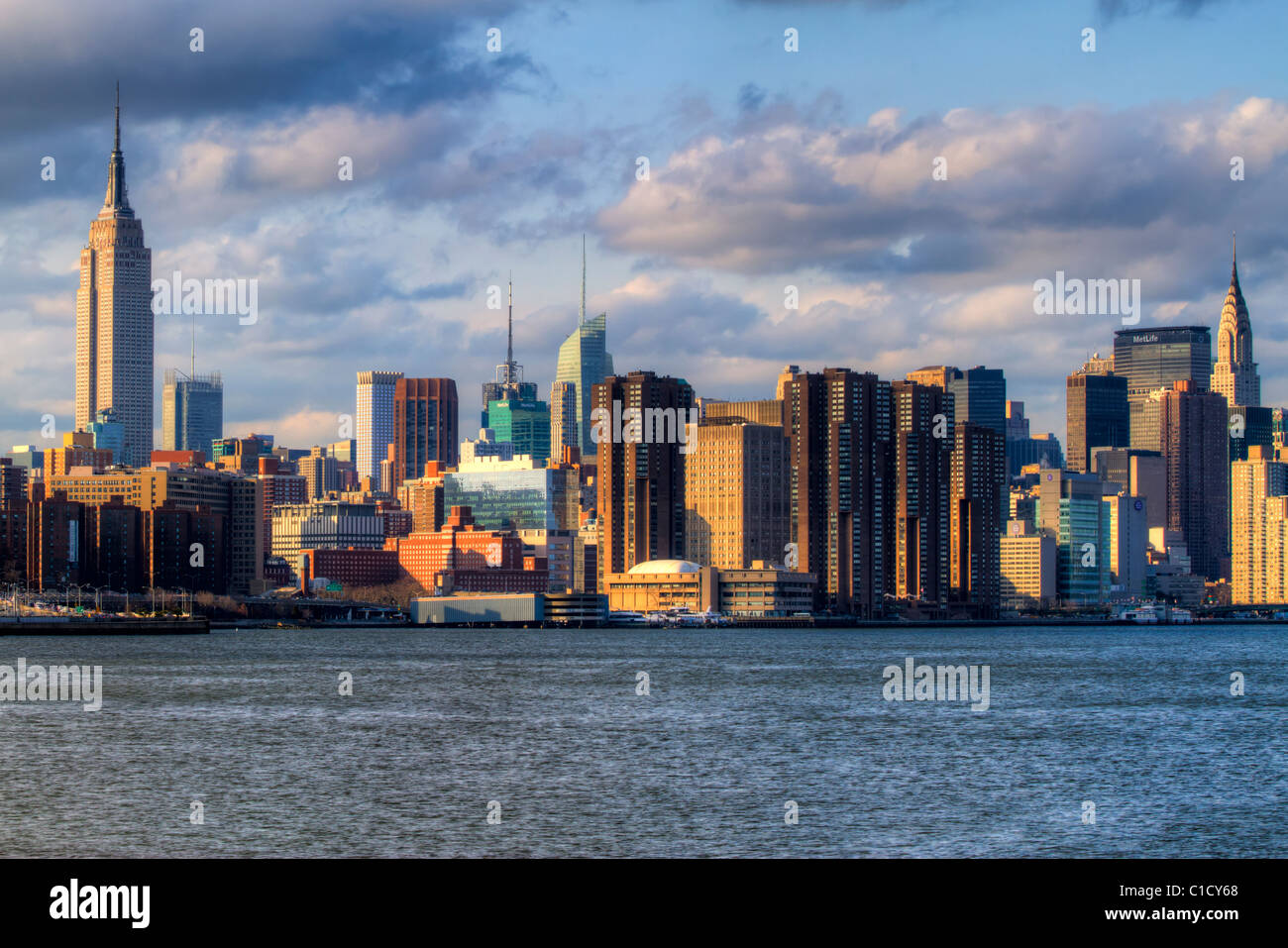 Skyline von Midtown Manhattan mit Empire State Building und das Chrysler Building an einem bewölkten Wintertag Nachmittag Stockfoto