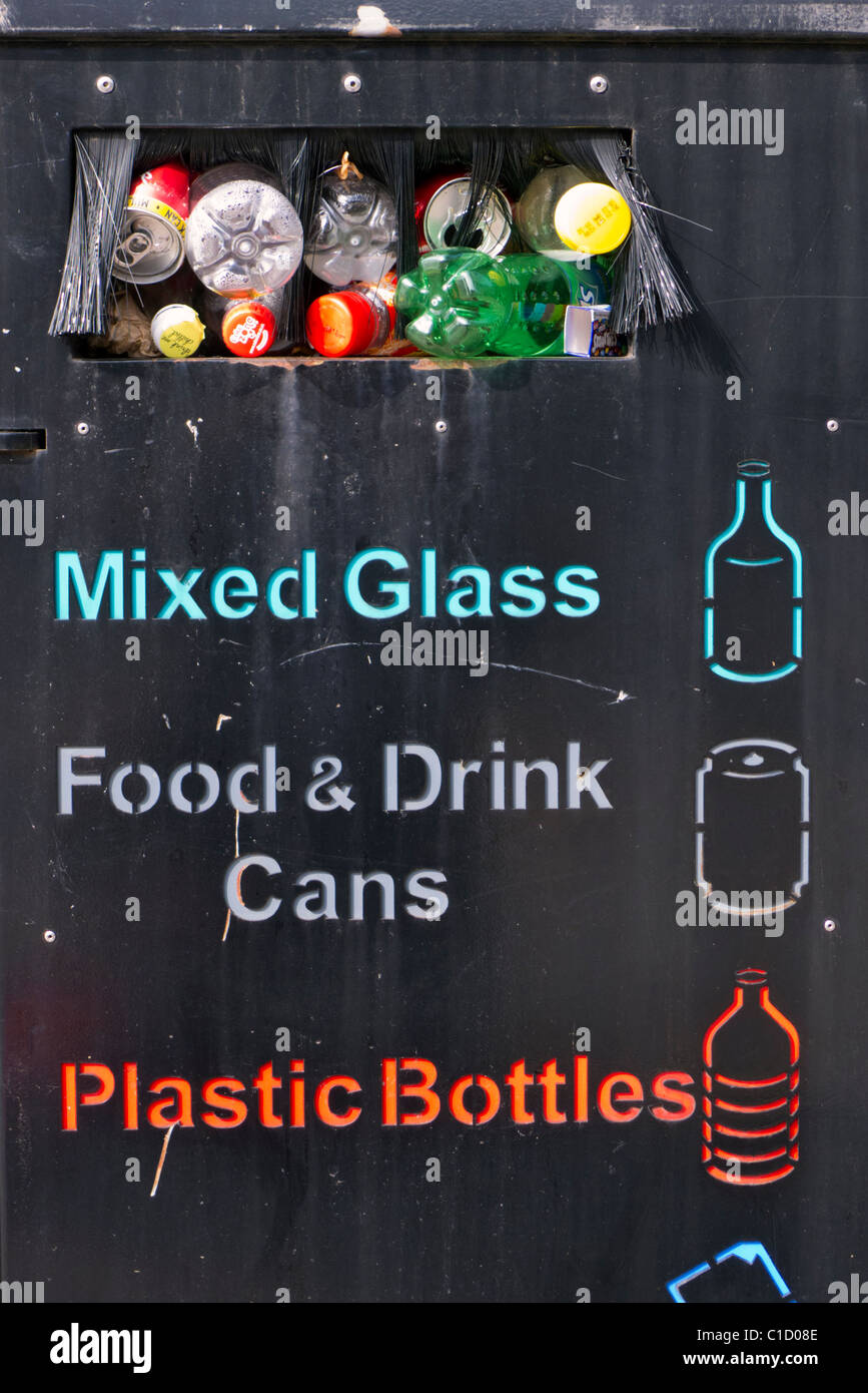 Öffentliche Container Papierkorb voller Flaschen, Dosen und Glas Stockfoto