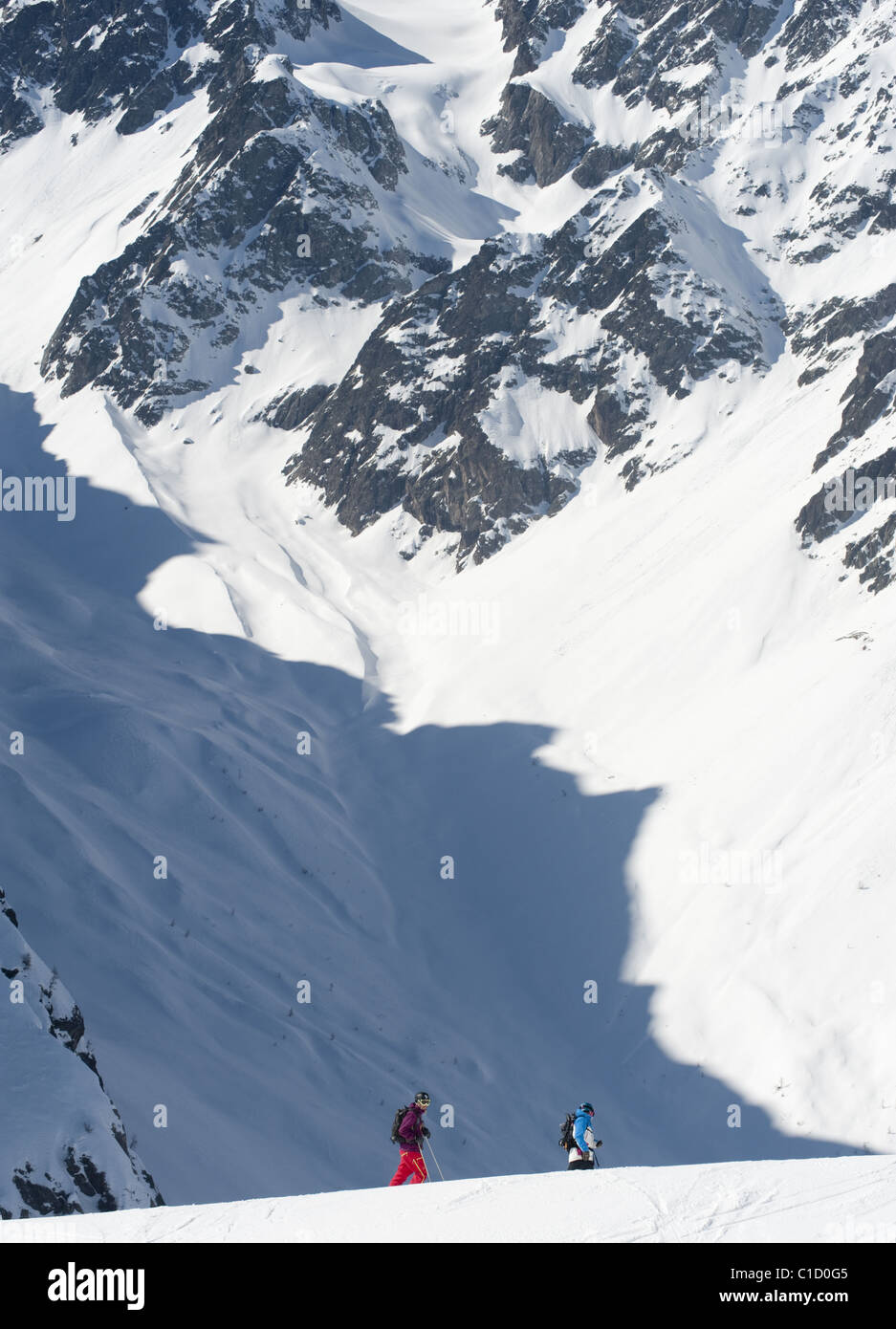 Ein Freeskier und Snowboarder Wandern in die winterliche Berglandschaft von Serre Chevalier, Frankreich. Stockfoto