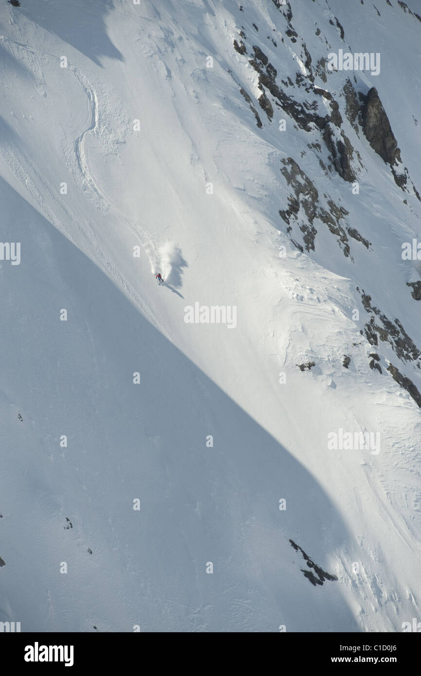 Ein Freeskier Skifahren auf einer steilen Felswand in Serre Chevalier, Frankreich Stockfoto