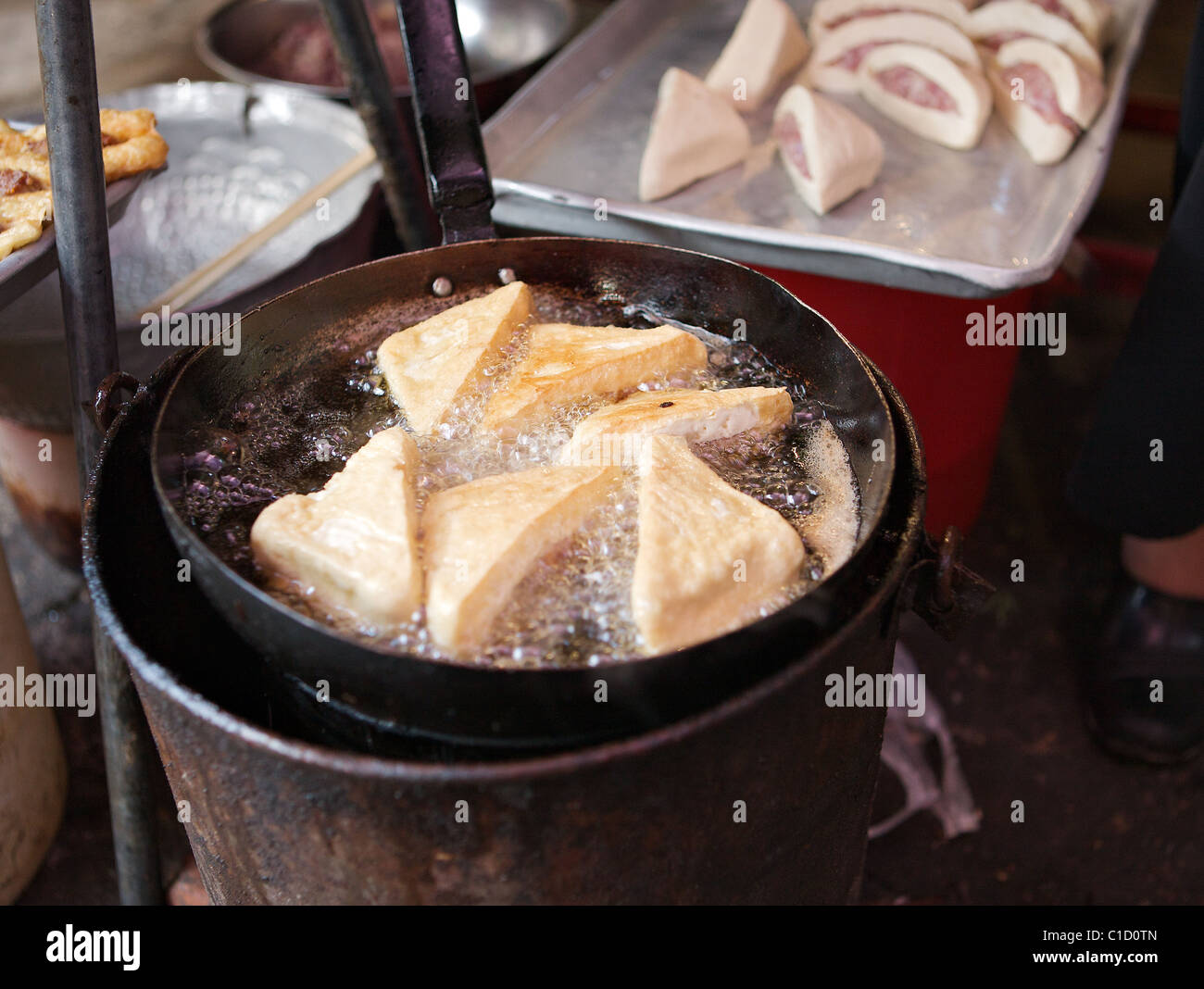 Snacks in einem Straßenmarkt in Hanoi, Vietnam Stockfoto