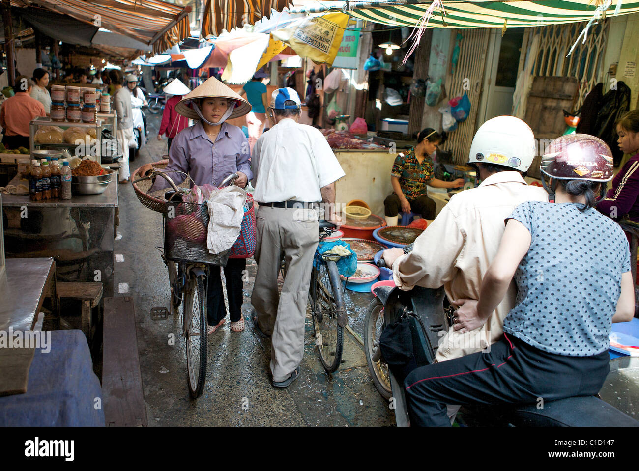 In der Regel engen Straßenmarkt in Hanoi, Vietnam Stockfoto
