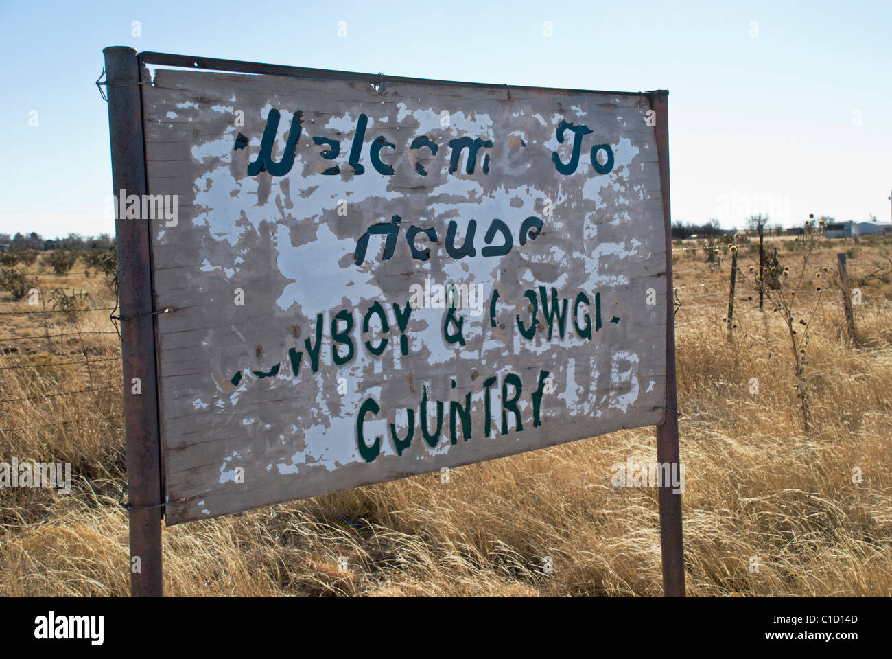 Eine alte 4-H-Schild ist vor Wind und extremen Temperaturen von Nordosten New Mexico Wetter getragen. Stockfoto