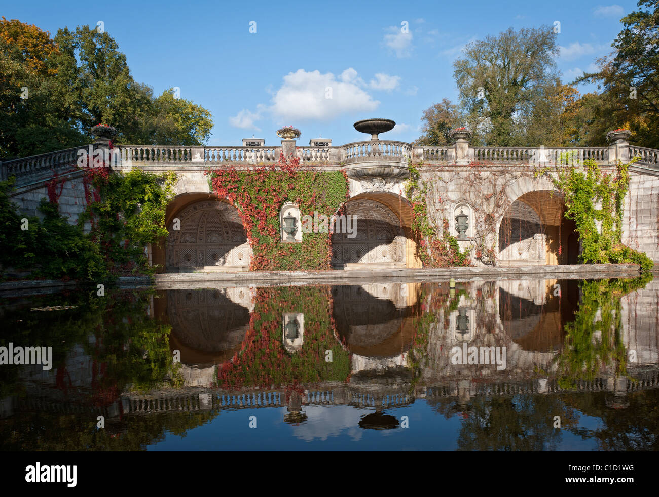 Brunnen mit Reflexion am Schlosspark in der Nähe der Orangerie im Park Sanssouci in Potsdam, Deutschland Stockfoto