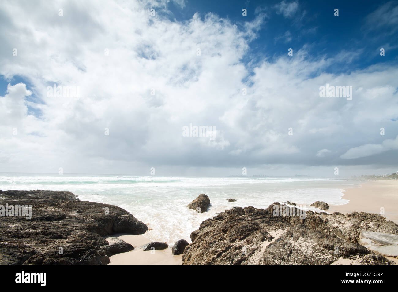 Wolken über schönen Strand während des Tages (Currumbin Beach, Gold Coast, Queensland, Australien) Stockfoto