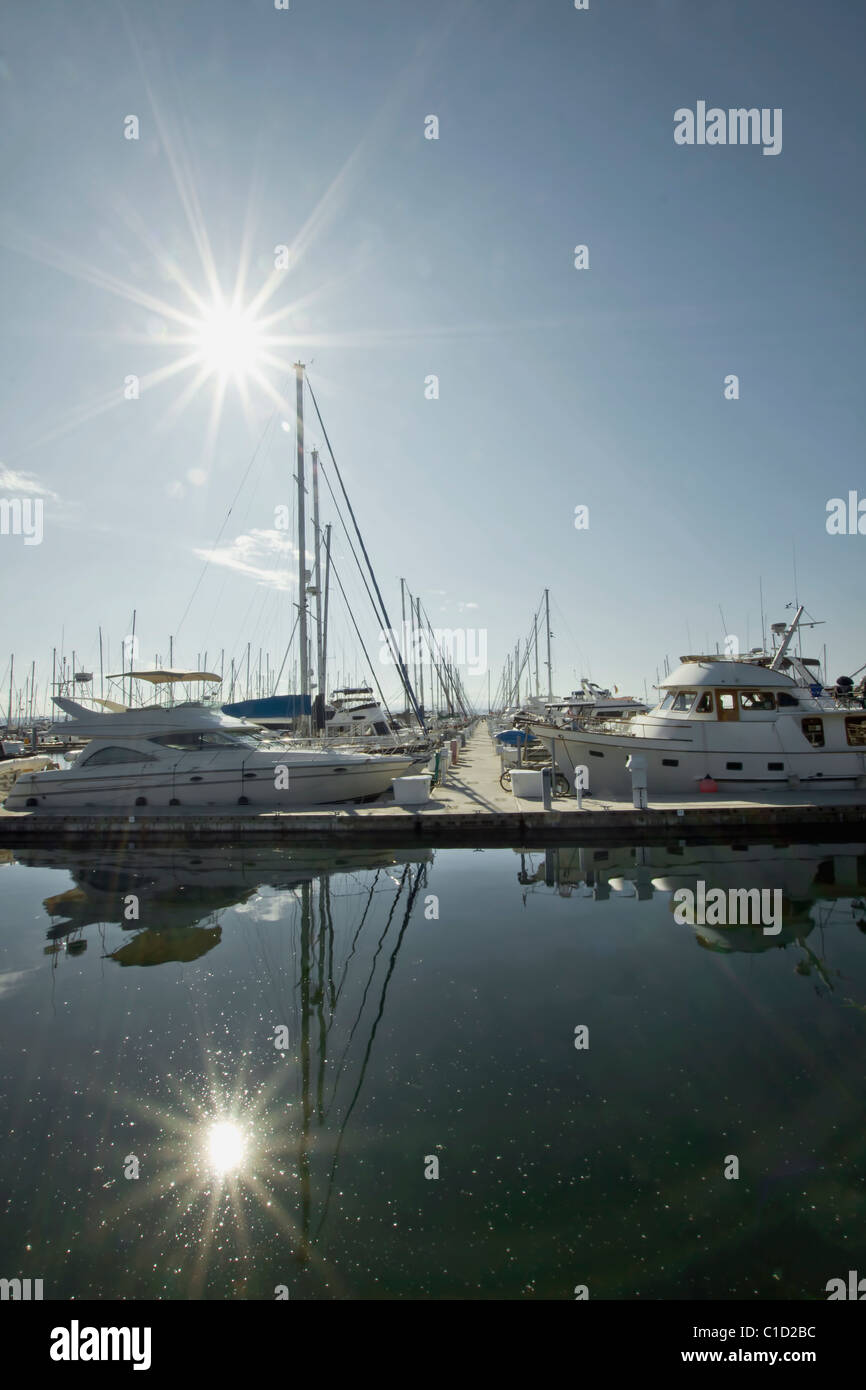Marina Bootsdock mit klaren, blauen Himmel und Wasserreflexion 4 Stockfoto