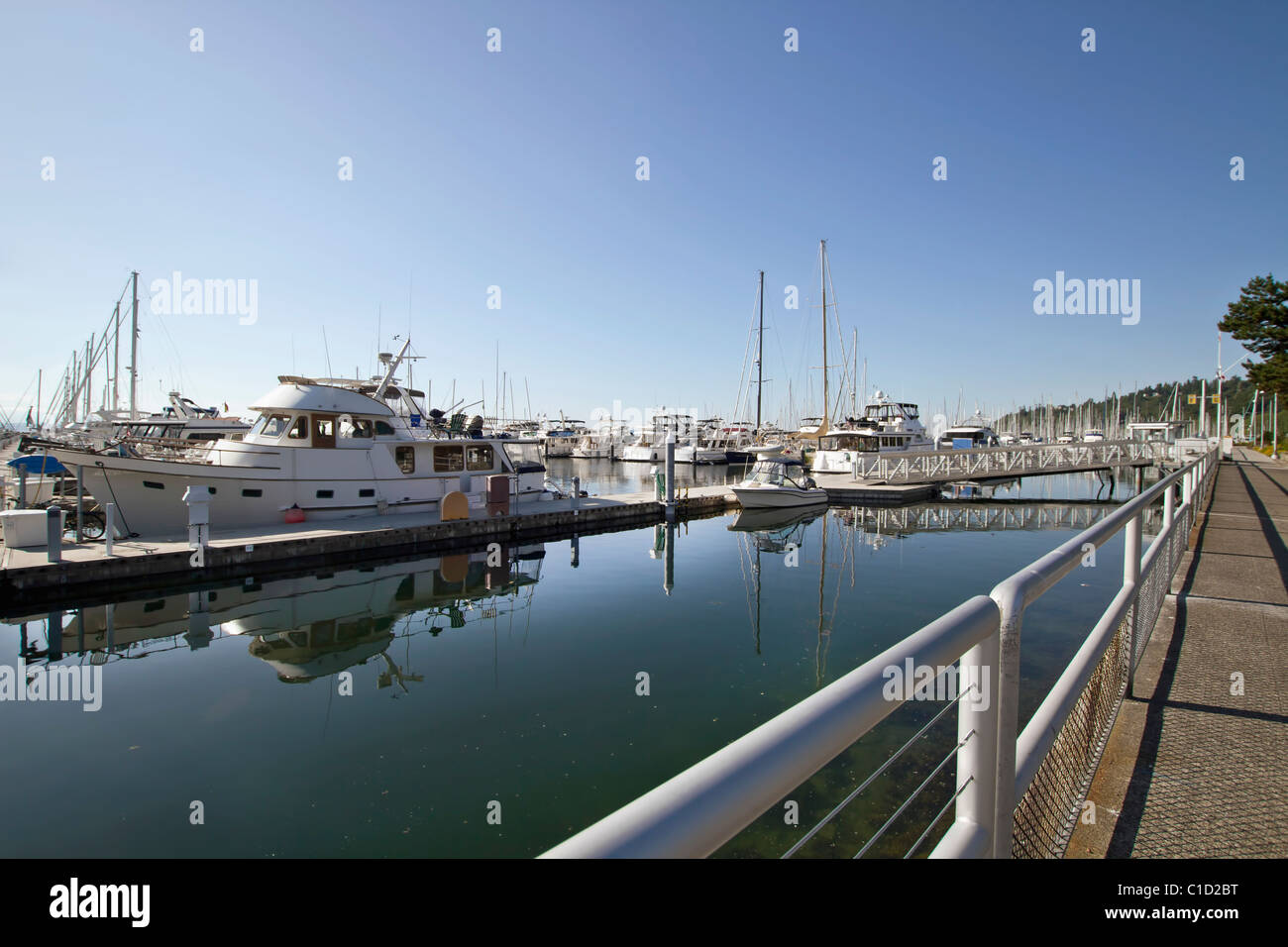 Marina Bootsdock mit klaren, blauen Himmel und Wasser Spiegelung 3 Stockfoto