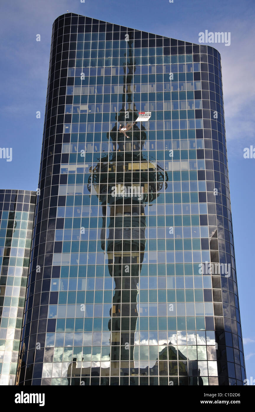 Auckland Sky Tower spiegelt sich im Gebäude des National Bank Centre, Victoria Street, CBD, Auckland, Auckland Region, Neuseeland Stockfoto