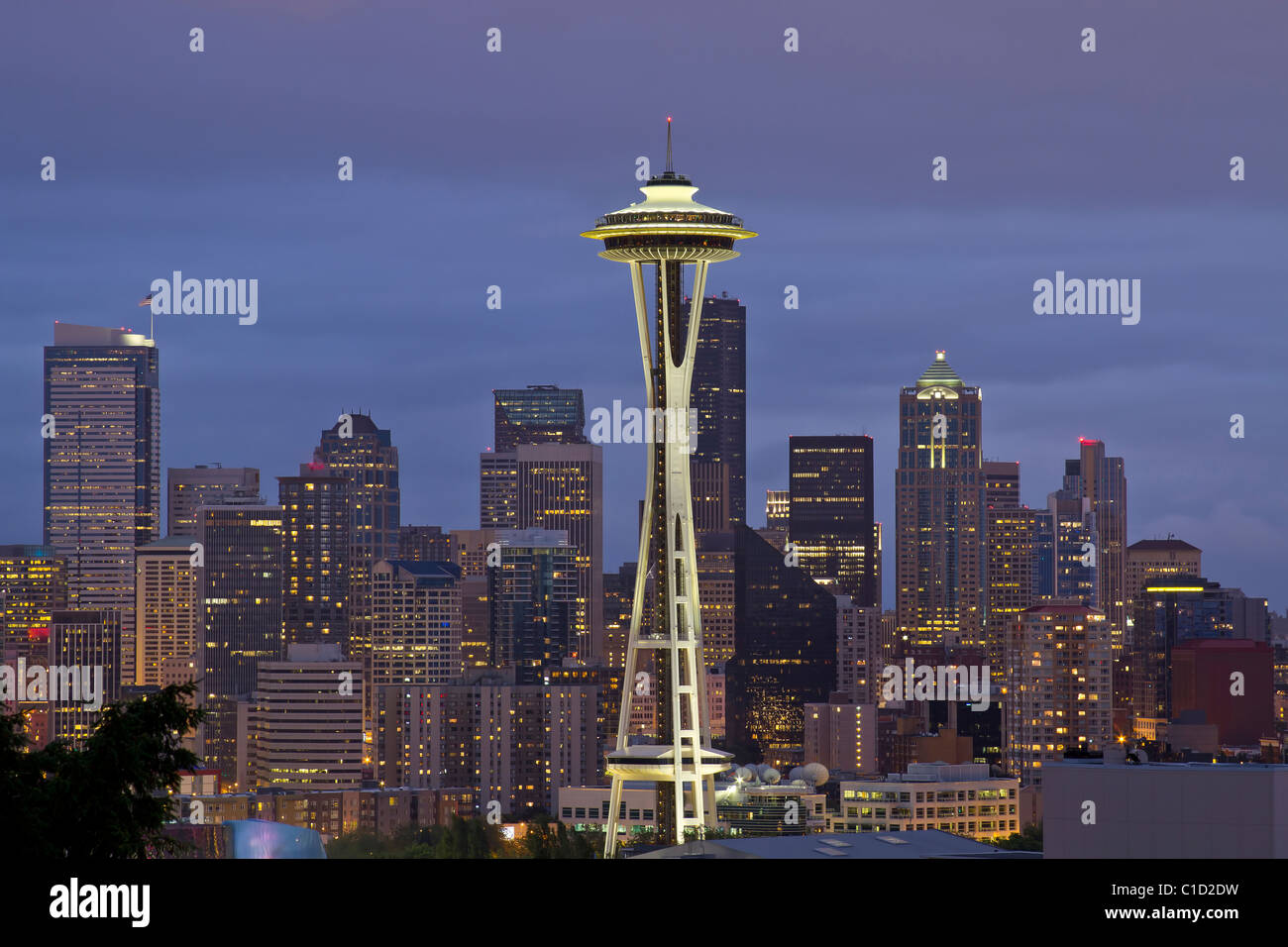 Skyline von Seattle Washington mit Space Needle in der Dämmerung 2 Stockfoto