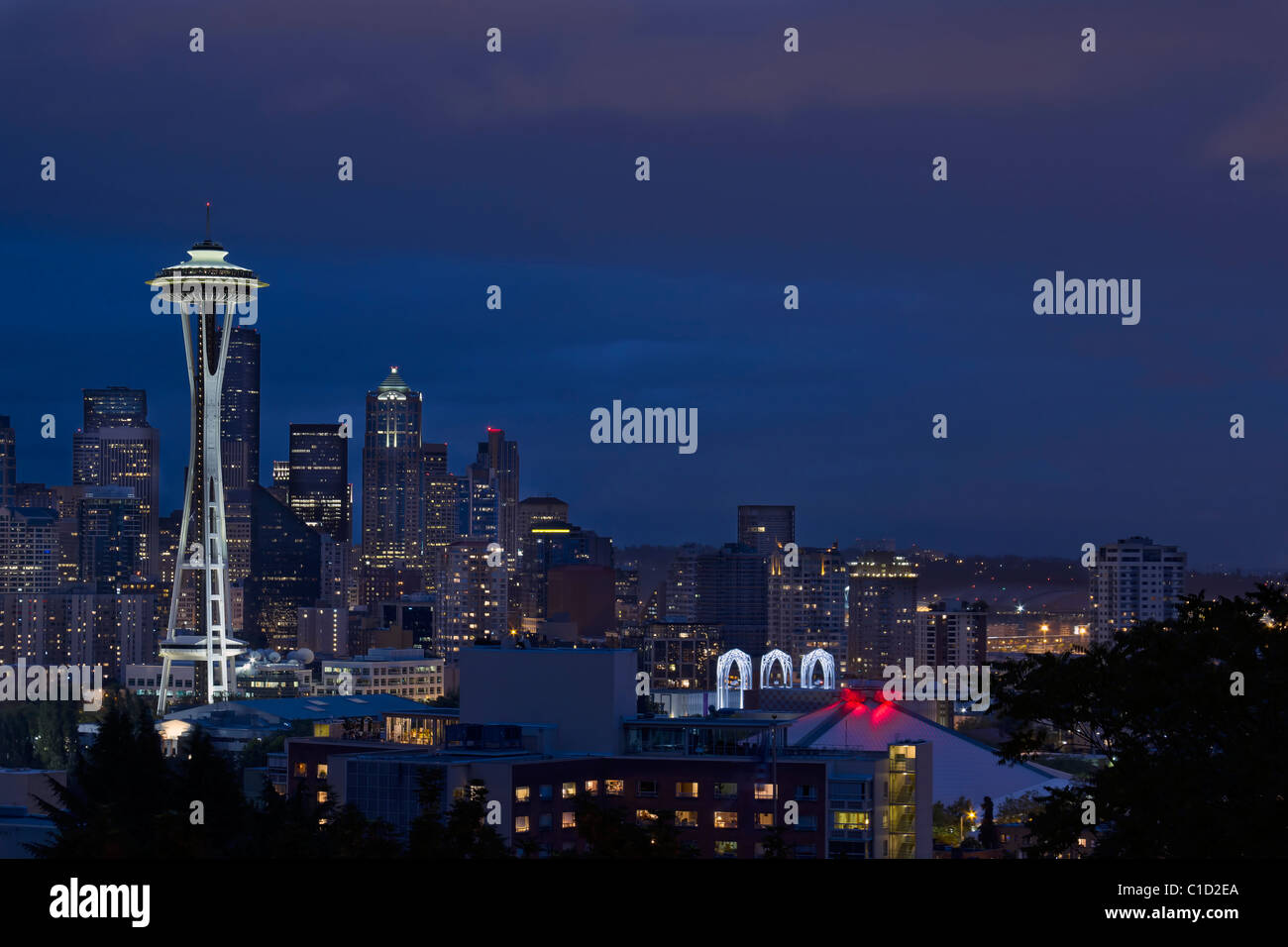 Skyline von Seattle Washington mit Space Needle zur blauen Stunde 2 Stockfoto