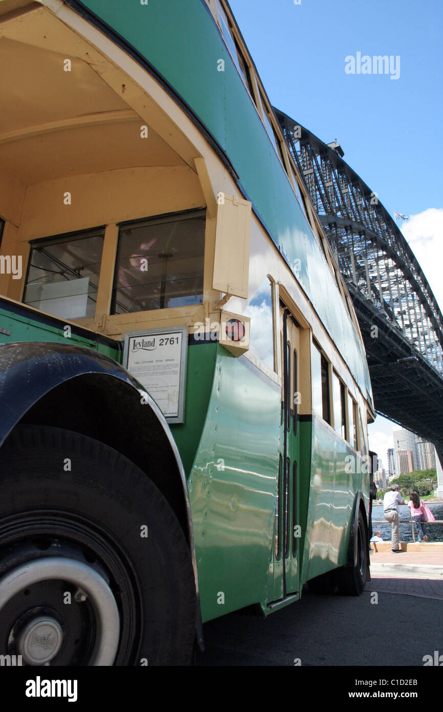 Alten Doppeldecker-Bus parkte in der Nähe von der Sydney Harbour Bridge, NSW, Australia Stockfoto