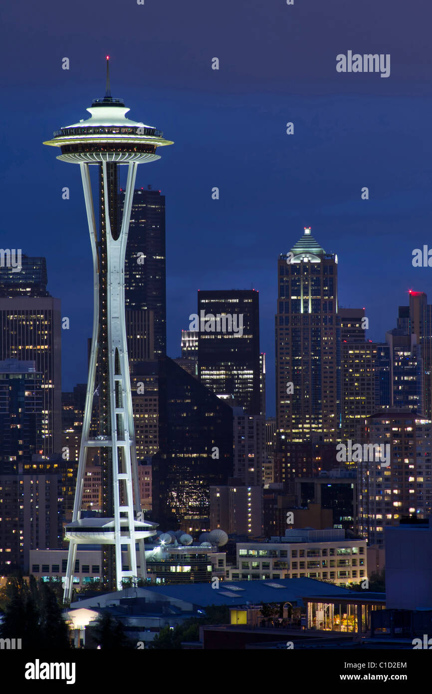 Skyline von Seattle Washington mit Space Needle zur blauen Stunde-vertikal Stockfoto
