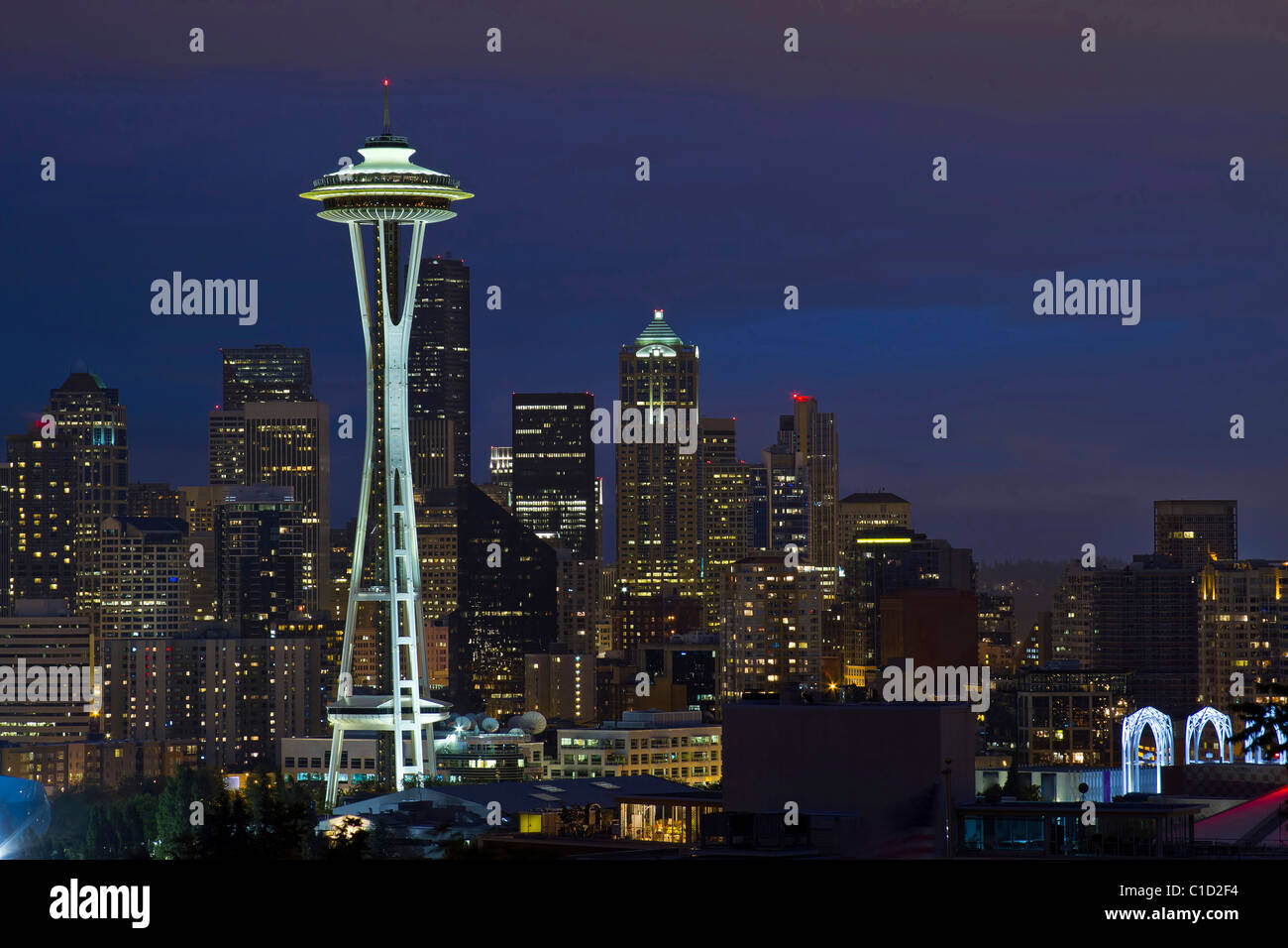 Skyline von Seattle Washington mit Space Needle zur blauen Stunde Stockfoto