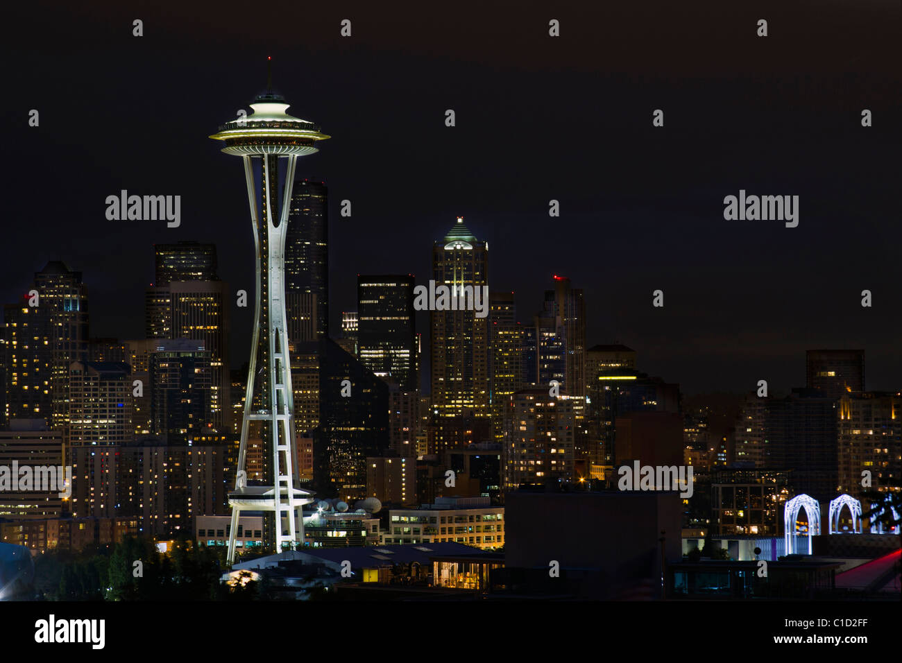 Skyline von Seattle Washington mit Space Needle nach Einbruch der Dunkelheit Stockfoto