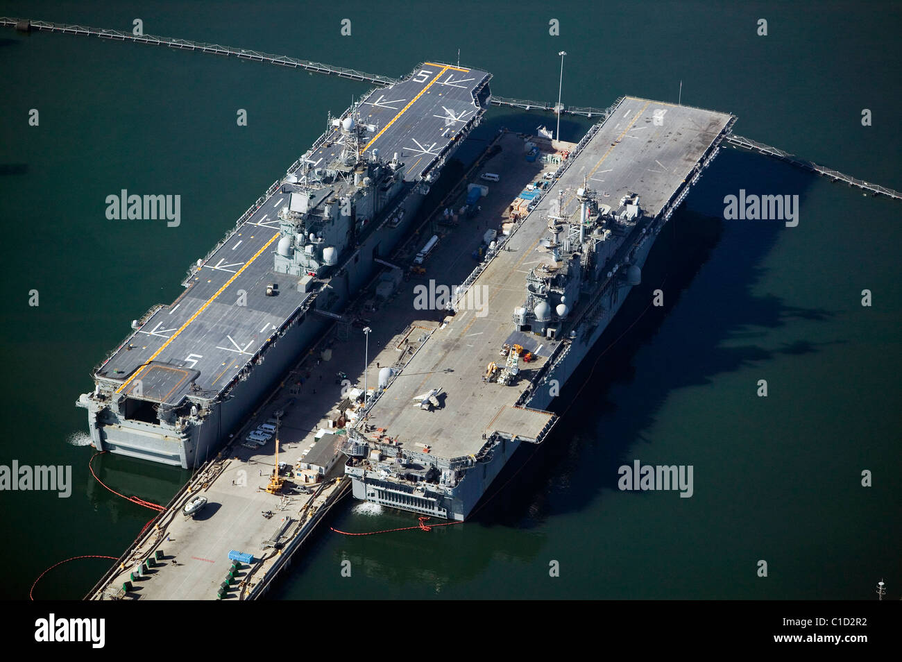 Luftaufnahme über zwei Flugzeugträger vertäut San Diego Kalifornien Stockfoto