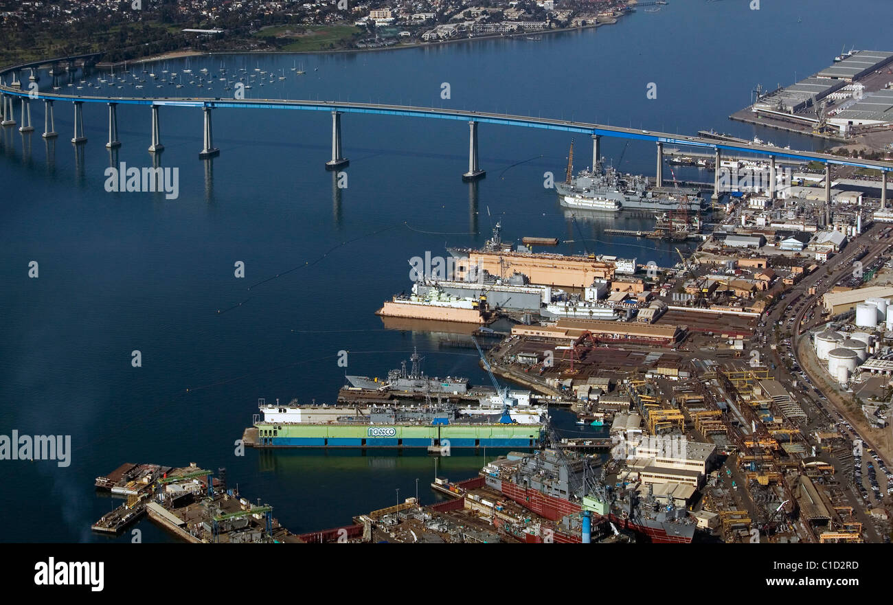 Luftaufnahme über General Dynamics NASSCO Schiff Bauhof Hafen von San Diego und in Coronado Bridge Kalifornien Stockfoto