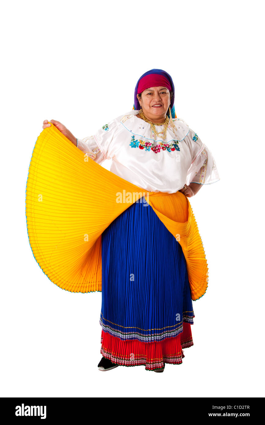 Schöne ältere lateinische Zigeunerin aus Südamerika gekleidet in Folklore Kleidung aus Ecuador, Kolumbien oder Venezuela, isoliert. Stockfoto